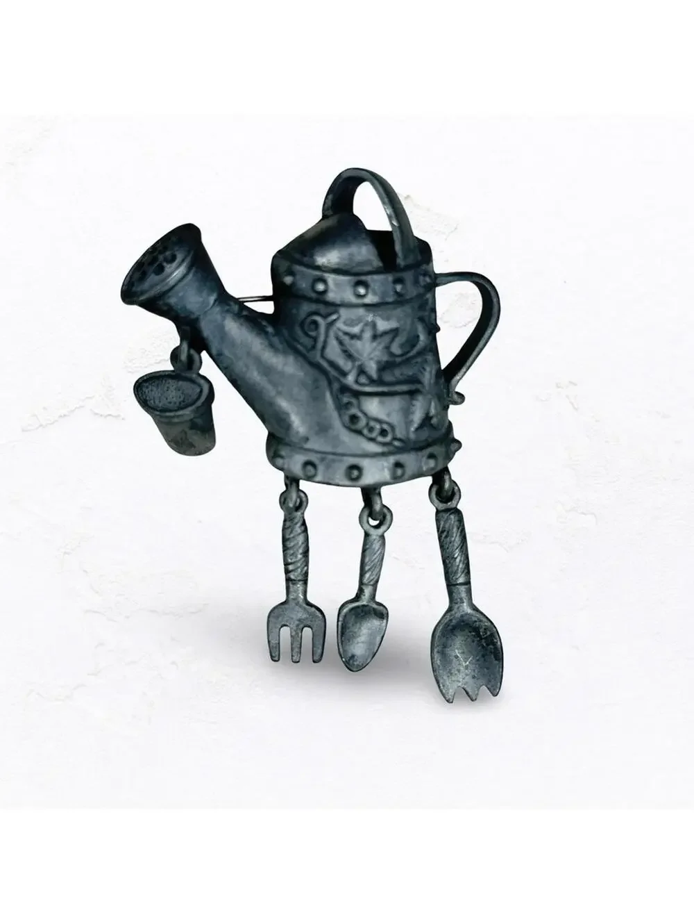 6938. Gardner’s Brooch Pewtertone Large